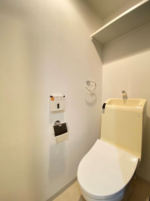 地下鉄御堂筋線 東三国駅 徒歩3分 9階建 築20年のトイレ写真