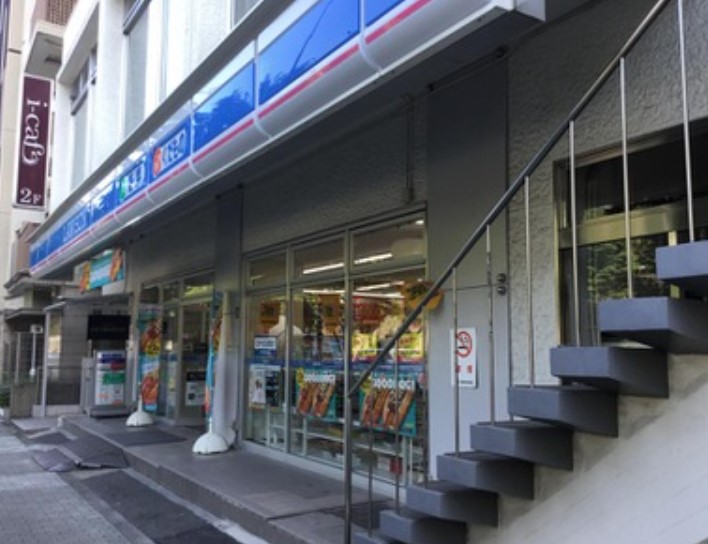コンビニ　ローソン新宿坂町店（コンビニ）まで30m