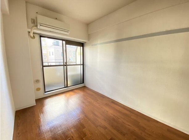 居室・リビング　大きな窓で明るいお部屋です。