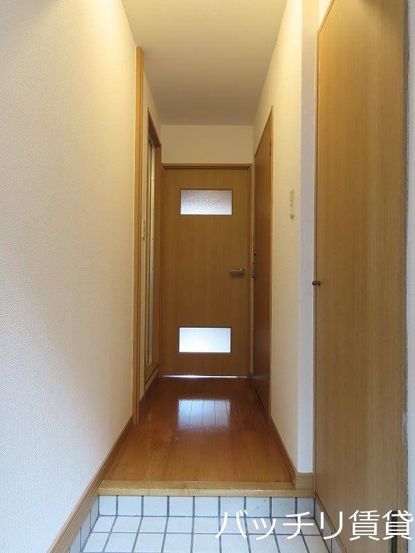 玄関　同物件別号室の為、現状を優先致します。
