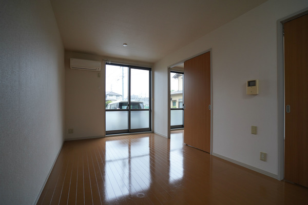居室・リビング　同じ建物の別なお部屋