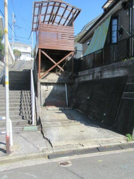 駐車場　車幅の広い車は止められません