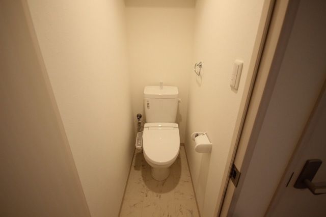 西鉄天神大牟田線 雑餉隈駅 徒歩5分 2階建 築13年のトイレ写真