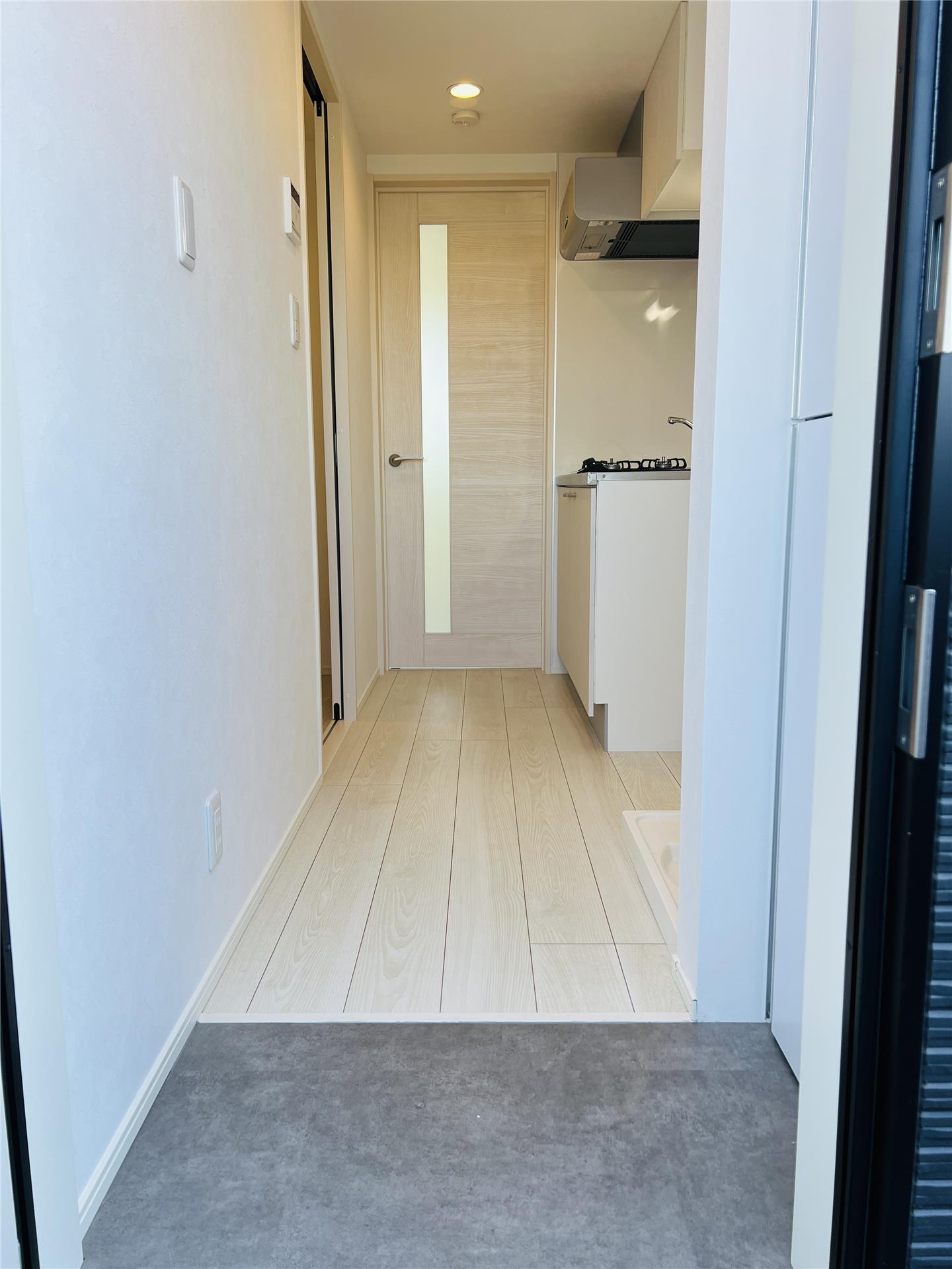 玄関　写真は同間取り別部屋です。
