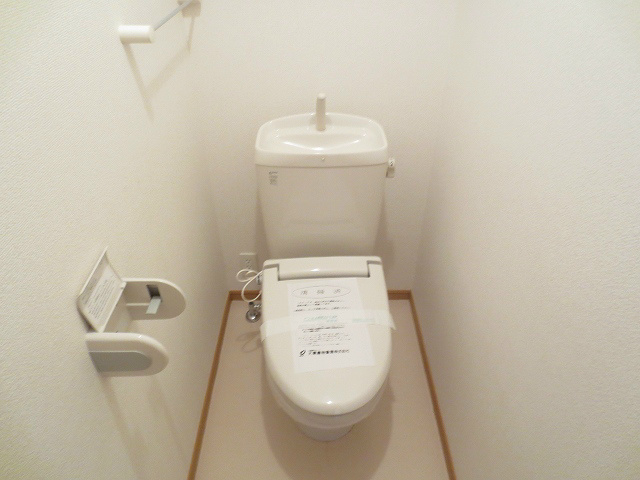 トイレ　暖房便座で快適にお使いいただけるトイレです。