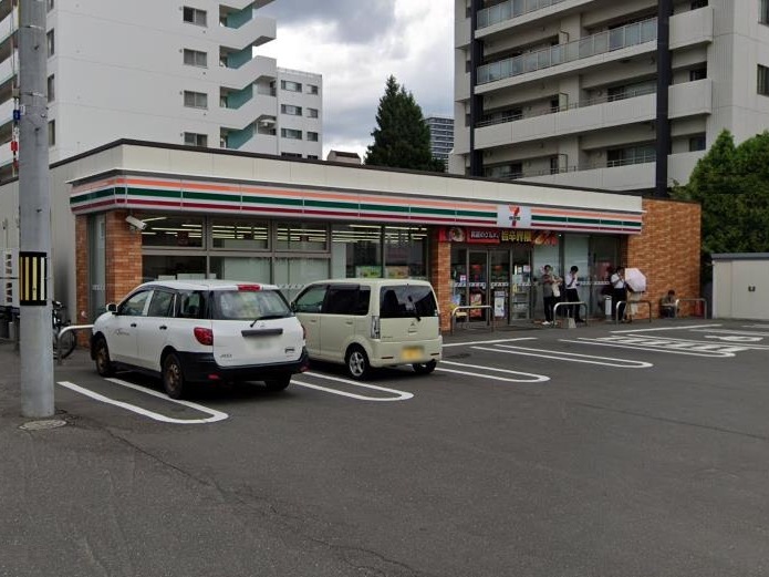 コンビニ　セブンイレブン札幌北2条東8丁目店（コンビニ）まで243m