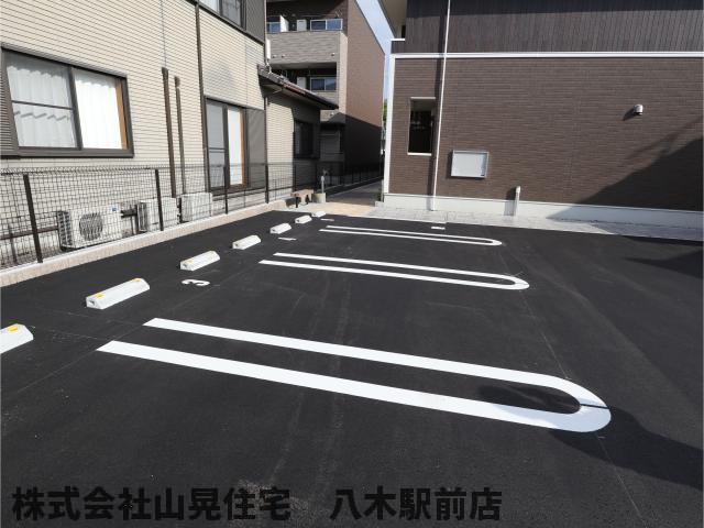 【橿原市常盤町のアパートの駐車場】