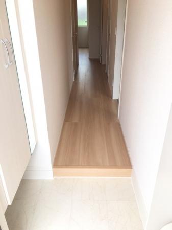 玄関　同物件別部屋写真