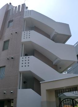 横浜市西区赤門町のマンションの建物外観