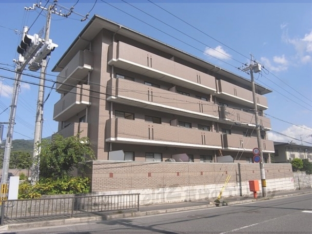 ラルージュ平岡の建物外観