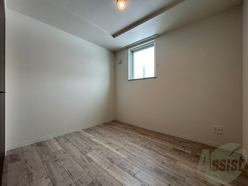 その他部屋・スペース　木目のフローリングは落ち着きのある印象のお部屋になりますね。