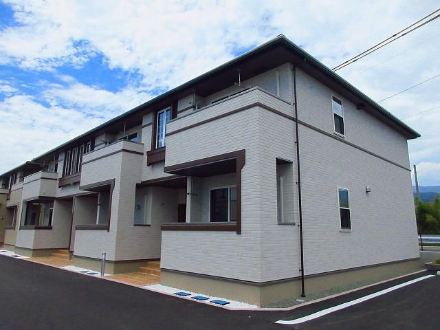 小城市小城町畑田のアパートの建物外観