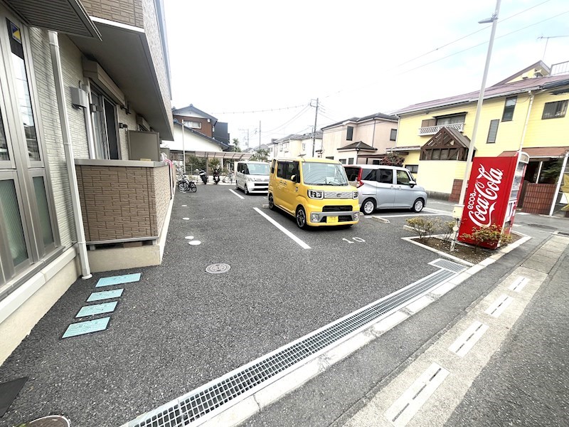 【高座郡寒川町中瀬のマンションの駐車場】