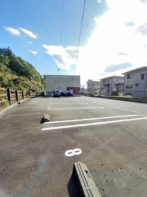 【南魚沼市東泉田のアパートの駐車場】