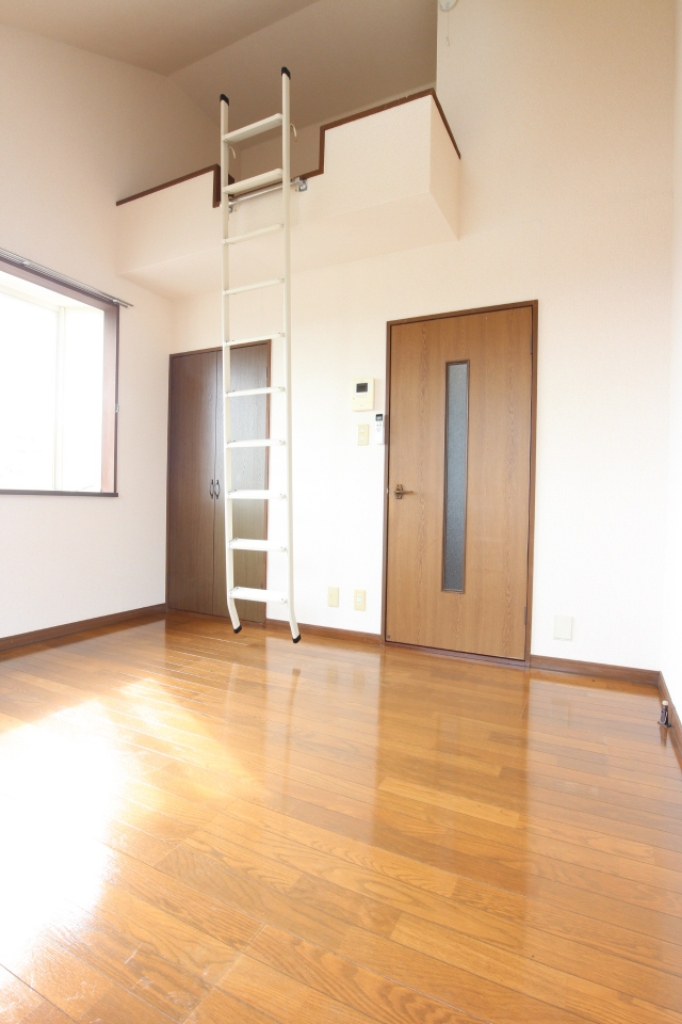 居室・リビング　角部屋出窓有り！