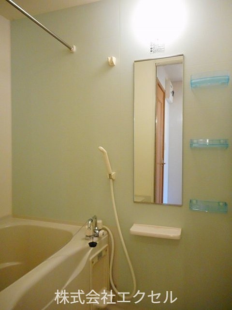 バス・シャワールーム　ゆったりと入れる浴室です。