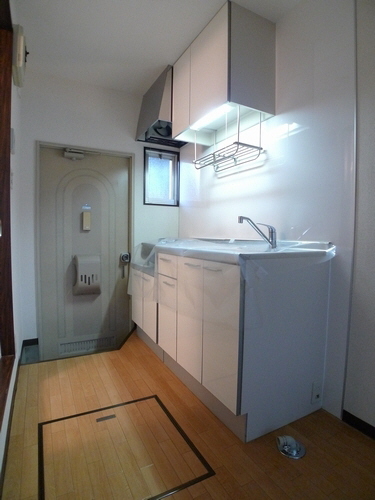 キッチン　☆2.4帖のキッチンスペース☆小窓・床下収納有り♪