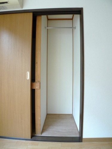 収納　☆収納内右側はハンガーパイプ付きでロングコートも収納可能☆