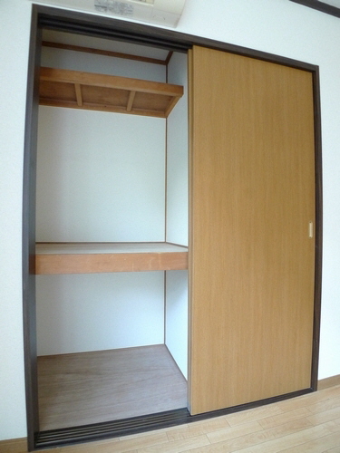 収納　☆収納内左側は３段に分かれた押入れとなっております☆