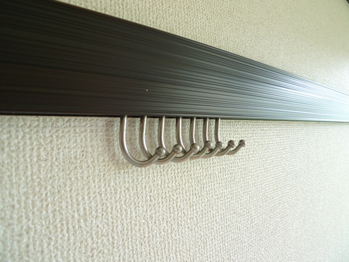 その他設備　洋室壁面に可動式のフックが有り小物などが掛けられます。