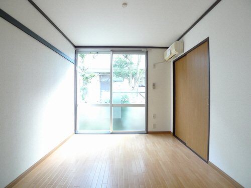 居室・リビング　エアコン付き洋室5.6帖。南向きのお部屋です。