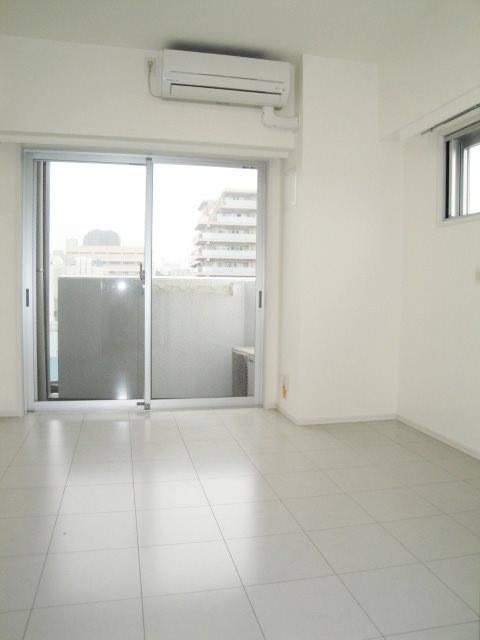 居室・リビング　室内写真は同タイプ別号室です