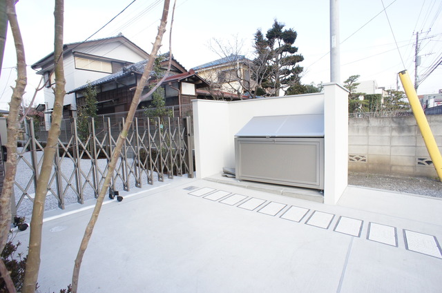 その他共有部分　蓋つきのゴミ置き場あります。衛生的ですね♪