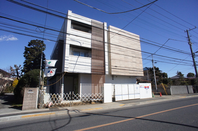 建物外観　エントランスのタイル張りなどのアクセントを加え高級感を演出！