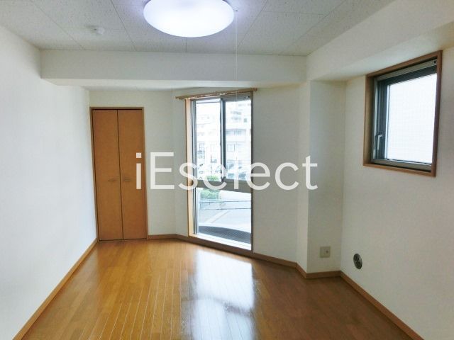 居室・リビング　２面採光、クローゼット完備の洋室７．３帖