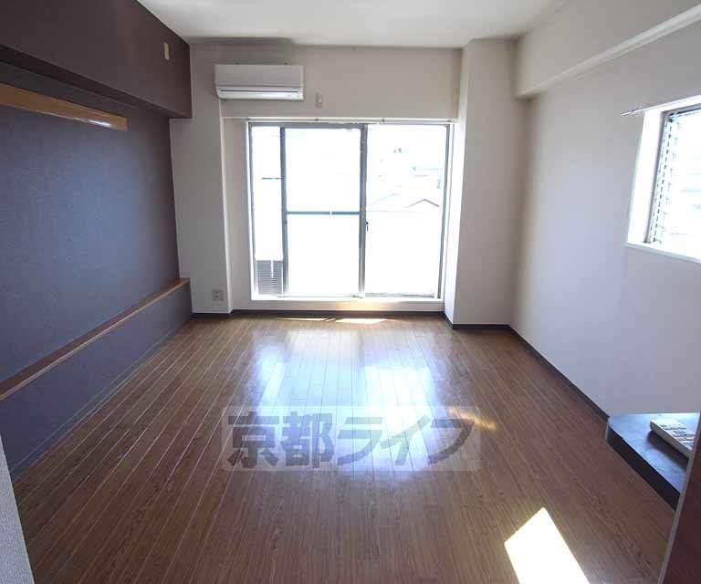 居室・リビング　２つ窓の風通し良好の明るいお部屋です。