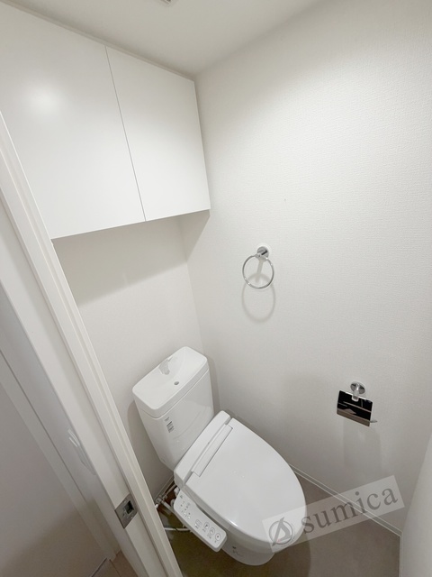 トイレ　人気アイテムの温水洗浄便座。清潔感のあるトイレです。