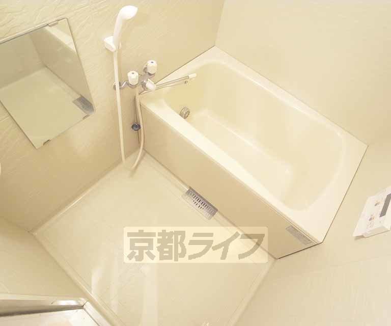 バス・シャワールーム　清潔感のあるバスルームです。