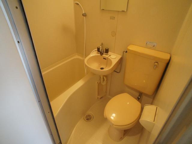 バス・シャワールーム　お掃除がしやすい洗面台付き３点ユニットです☆