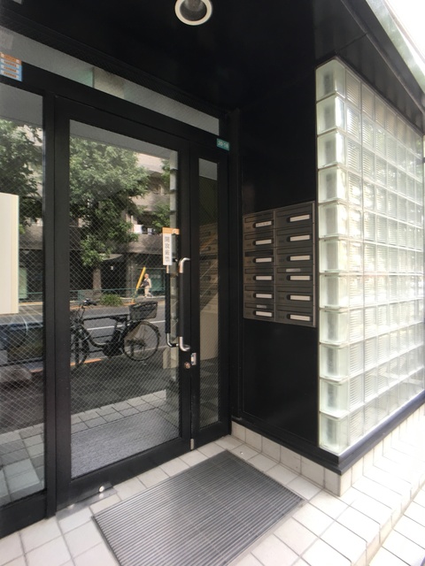 エントランス　エントランスを抜けると我が家です。