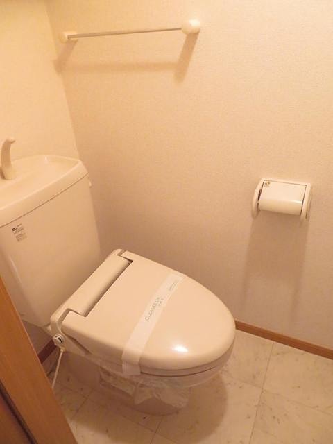 トイレ　温水洗浄便座です。