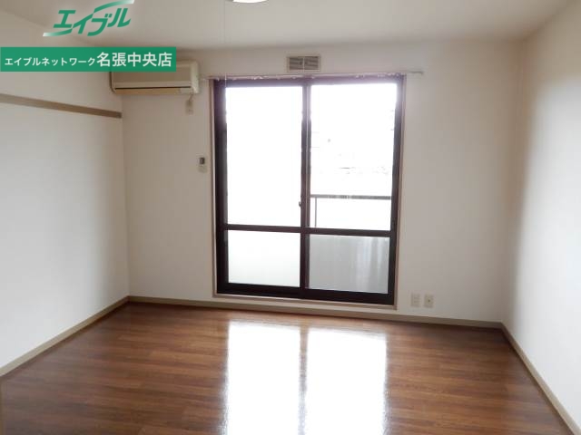 居室・リビング　同物件の別号室になります。