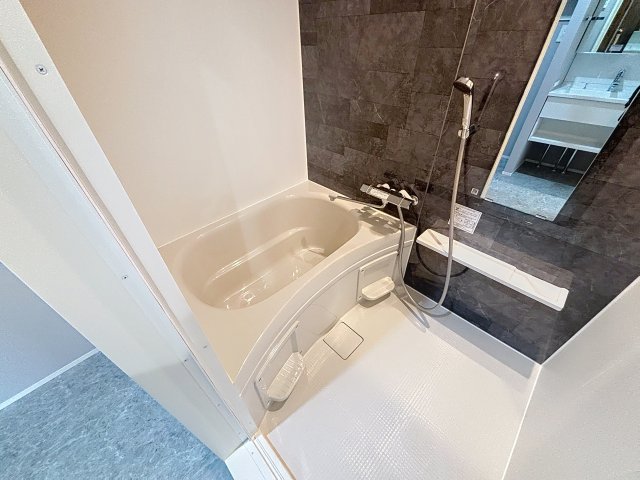 バス・シャワールーム　掲載写真につきましては、同型モデルを掲載しておりますため、実