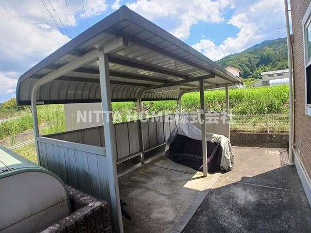 駐車場　屋根付きの駐輪場は無料で使用可能です☆