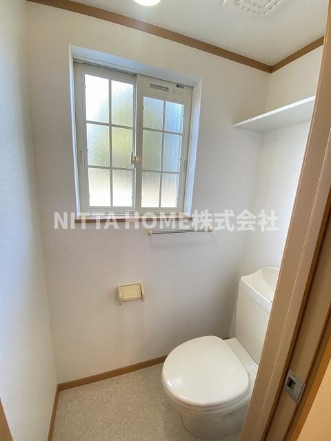 トイレ　トイレには小窓が付いています◎