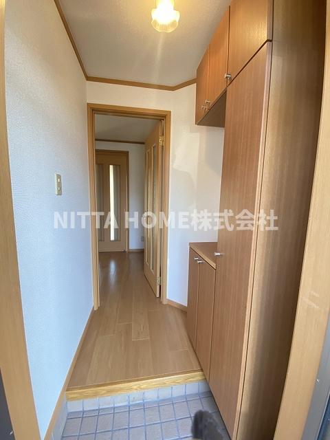 玄関　シューズボックス付きの玄関です＊