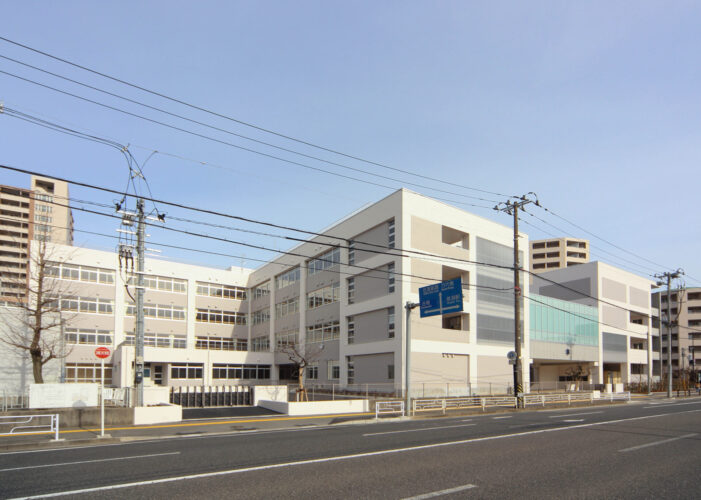 小学校　新潟市立南万代小学校（小学校）まで573m