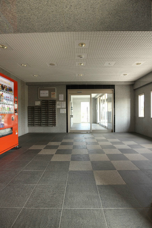 エントランス　エントランスには自動販売機があります♪