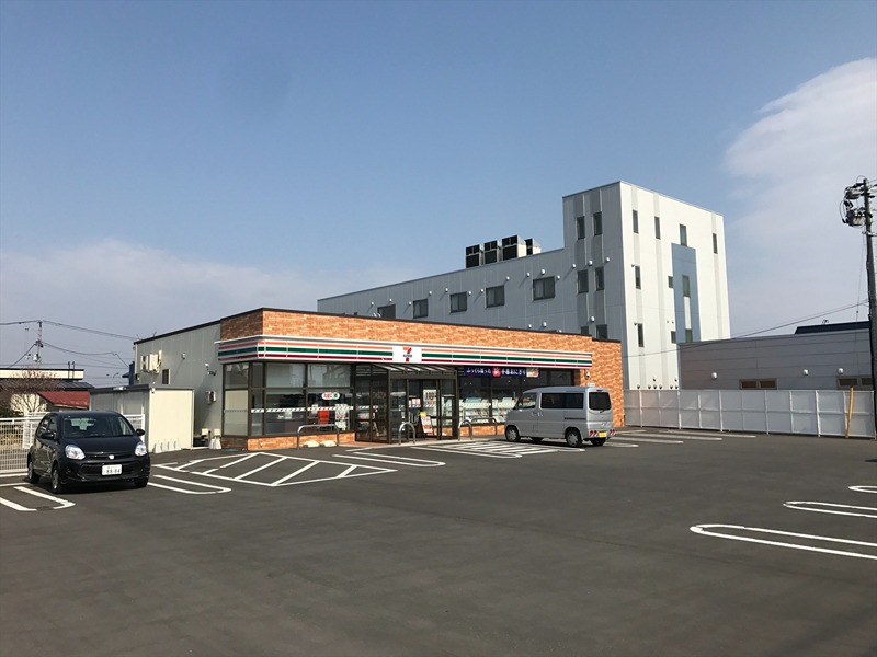 コンビニ　セブンイレブン 弘前代官町店（コンビニ）まで450m