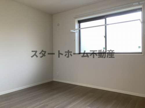 その他部屋・スペース　広くて明るい寝室