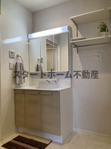 洗面設備　明るい洗面所です