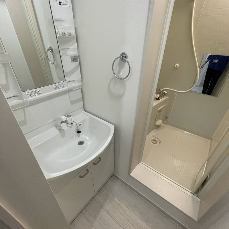 洗面設備　朝に便利な独立洗面台です。