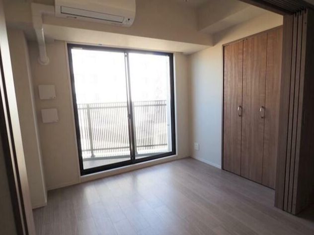 居室・リビング　3.4帖の洋室です。