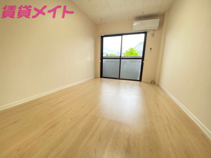 居室・リビング　同物件別室写真