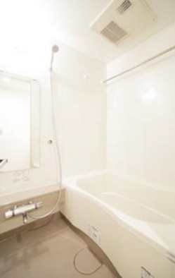 バス・シャワールーム　追い焚き機能、浴室乾燥機付きバス。