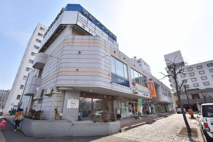 その他　駅前プラザ（その他）まで687m